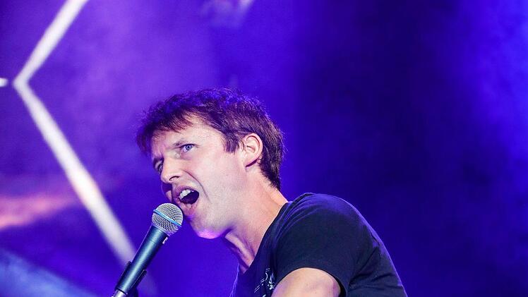 Umjubeltes Konzert: James Blunt begeisterte 6000 Besucher auf dem Coburger Schlossplatz.  Foto: Matthias Hoch