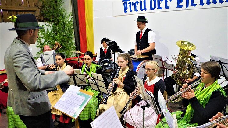 Den Festabend bereicherten die "Haache Volksmusikanten". Mit im Bild Dirigent Max Lifka Foto: Gerd Fleischmann