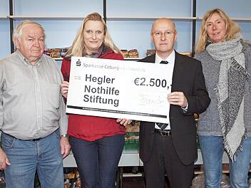 Der ehrenamtliche Helfer Karl-Heinz Körner, die Tafel-Projektleiterin Stefanie Renner (von links) und Gisela Berner (rechts) bedankten sich bei Stephan Franke, dem Vorstand der Hegler-Nothilfe-Stiftung für die großzügige Spende von 2500 Euro, die über einen Verbrauchermarkt als Sachspende bei der Tafel ankam. Foto: Alfred Thieret