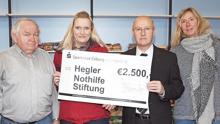 Der ehrenamtliche Helfer Karl-Heinz Körner, die Tafel-Projektleiterin Stefanie Renner (von links) und Gisela Berner (rechts) bedankten sich bei Stephan Franke, dem Vorstand der Hegler-Nothilfe-Stiftung für die großzügige Spende von 2500 Euro, die über einen Verbrauchermarkt als Sachspende bei der Tafel ankam. Foto: Alfred Thieret