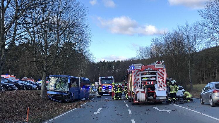 Am Mittwoch hat sich auf der B85 im Landkreis  Kulmbach ein schwerer Verkehrsunfall ereignet.  Foto: News5/Fricke