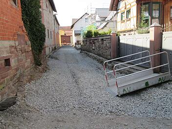 Die Tiefbauarbeiten in der Freihof- und Wirtstraße sind zwei Wochen eingestellt. Die Verwaltung informiert sich über den Grund.  Fotos: Winfried Ehling