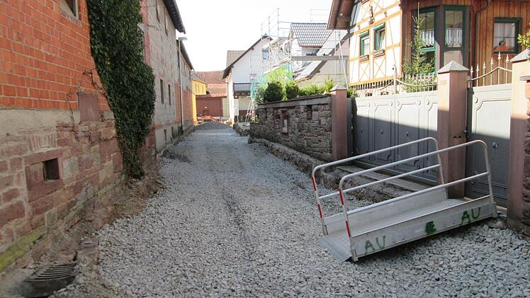 Die Tiefbauarbeiten in der Freihof- und Wirtstraße sind zwei Wochen eingestellt. Die Verwaltung informiert sich über den Grund.  Fotos: Winfried Ehling