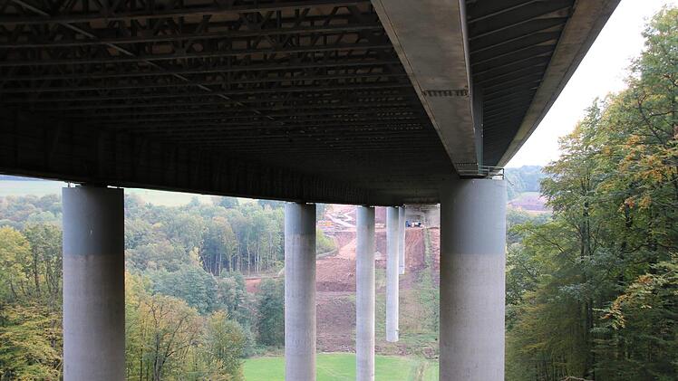 Seit kurzem laufen die Bauarbeiten zur Erneuerung der Autobahnbrücke übers Thulbatal.  Foto: Ralf Ruppert