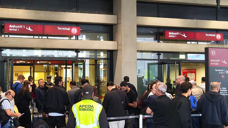 Polizei r&auml;umt BER-Terminal wegen m&ouml;glichen Gefahrguts