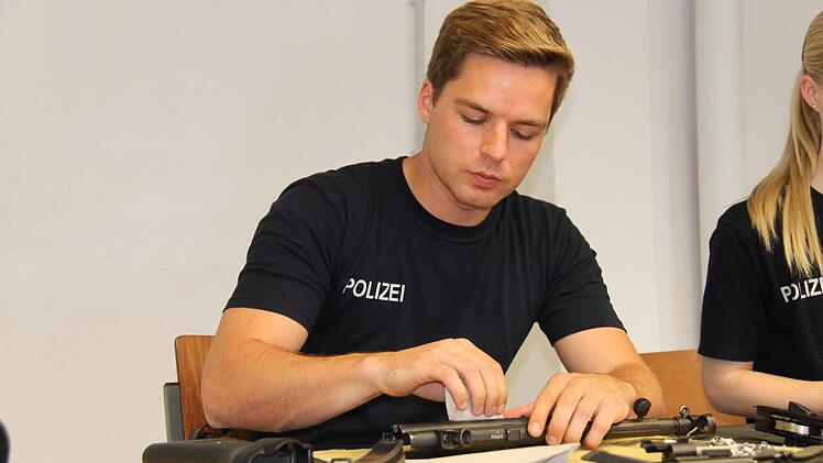 Simon Haußmann, Auszubildender bei der Bundespolizei, reinigt seine Maschinenpistole, die er in neun Teile zerlegt hat.