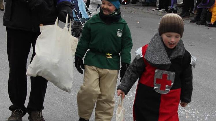 Polizist und Ritter waren gemeinsam unterwegs.