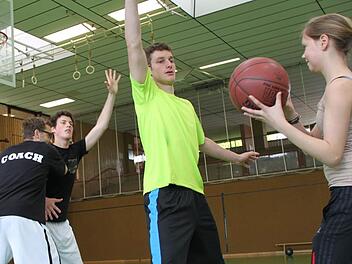 Coach Boris Höttinger bietet im Rahmen des gebundenen Ganztagsangebotes der Mittelschule Basketball an. Das Bild entstand während eines Training-Camps in den Ferien. Foto: Ulrike Müller
