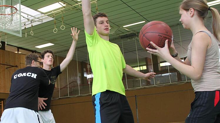 Coach Boris Höttinger bietet im Rahmen des gebundenen Ganztagsangebotes der Mittelschule Basketball an. Das Bild entstand während eines Training-Camps in den Ferien. Foto: Ulrike Müller