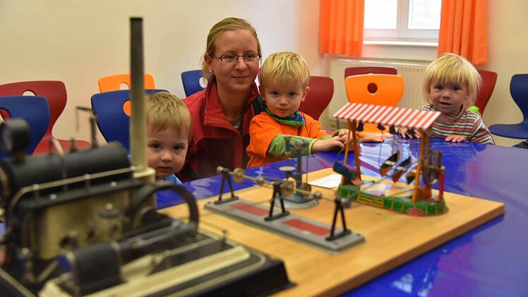 Staunende Kinderaugen gab es bei der Vorführung einer Dampfmaschine beim Spielzeug-Flohmarkt im Coburger Puppenmuseum. Von links: Tobias Spiller, Doreen, Karl und Lena Hammer. Foto: Gabi Arnold