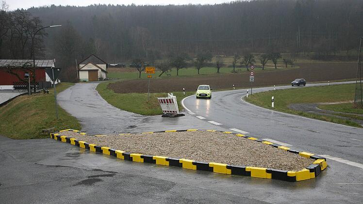 Ein wiederholtes Rauf- und Runterfahren soll diese bauliche Maßnahme am Ortsausgang verhindern...
