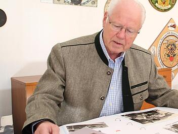 Gerd Kümmet blättert im Fotoalbum, das er nach dem Erringen der Weltmeisterschaft im Jahr 1966 angelegt hat.  Foto: Friedwald Schedel