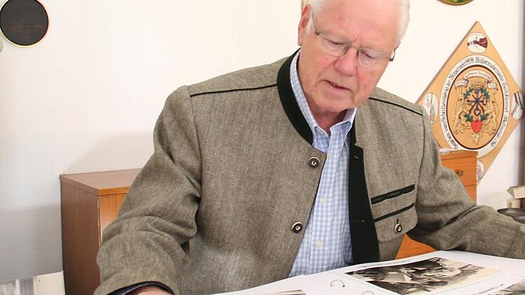 Gerd Kümmet blättert im Fotoalbum, das er nach dem Erringen der Weltmeisterschaft im Jahr 1966 angelegt hat.  Foto: Friedwald Schedel