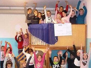 Die Kinder freuen sich über die Spende über 310 Euro. Foto: Heide Gerlach-Hirt