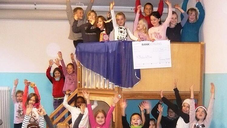 Die Kinder freuen sich über die Spende über 310 Euro. Foto: Heide Gerlach-Hirt