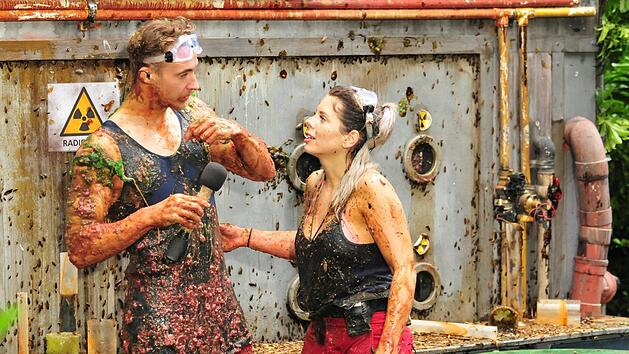 David und Jenny haben sich schmutzig machen m&uuml;ssen. Fotos: RTL