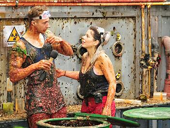 David und Jenny haben sich schmutzig machen müssen. Fotos: RTL