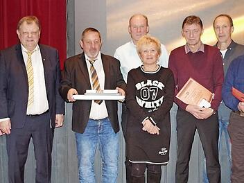 Diese Mitarbeiter wurden für 40 und 45 Jahre Betriebszugehörigkeit geehrt. Mit im Bild: Firmenchef Carl-August Heinz (Zweiter von links) Foto: Veronika Schadeck