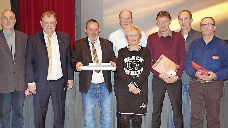 Diese Mitarbeiter wurden für 40 und 45 Jahre Betriebszugehörigkeit geehrt. Mit im Bild: Firmenchef Carl-August Heinz (Zweiter von links) Foto: Veronika Schadeck