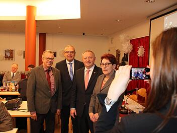 Gruppenbild mit Dame: Pressesprecherin Lena Pfister fotografiert die neue Führungsriege. Landrat Thomas Bold (3. von links) wir für den Rest der Amtszeit durch (von links) Emil Müller (CSU), Jürgen Englert (SPD) und Monika Horcher (Grüne) vertreten. Foto: Ralf Ruppert