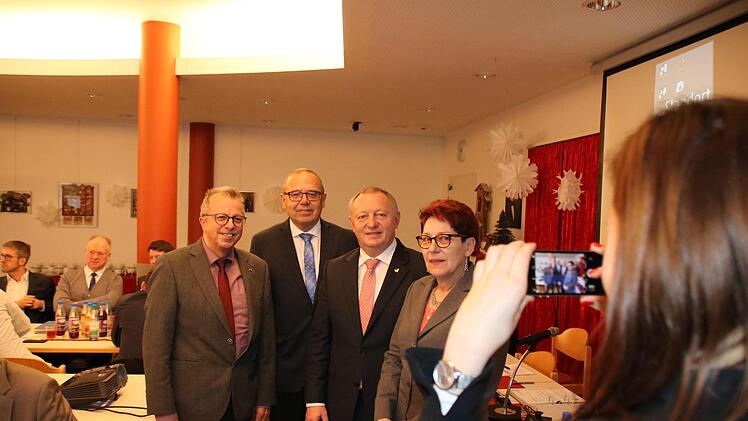 Gruppenbild mit Dame: Pressesprecherin Lena Pfister fotografiert die neue Führungsriege. Landrat Thomas Bold (3. von links) wir für den Rest der Amtszeit durch (von links) Emil Müller (CSU), Jürgen Englert (SPD) und Monika Horcher (Grüne) vertreten. Foto: Ralf Ruppert