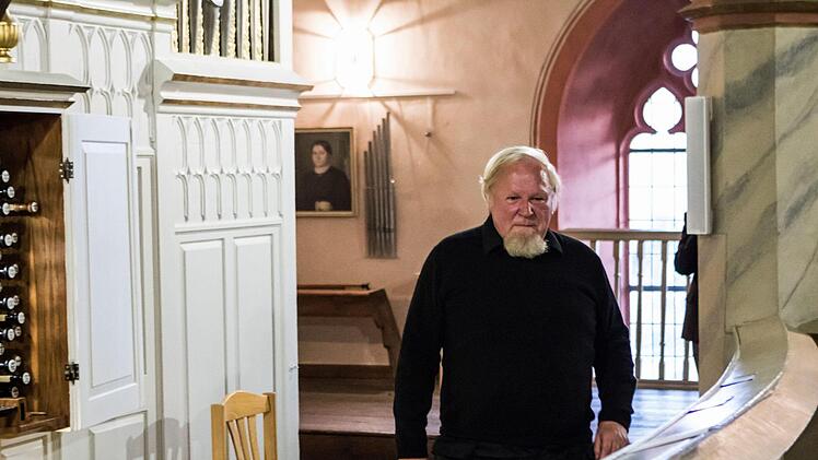 Der Organist Hartmut Leuschner-Rostoski gastierte an der historischen Hofmann-Orgel von St. Georg in Neustadt. Mit Musik vom Barock bis zur Romantik gestaltete er das Abschlusskonzert der 4. thüringisch-fränkischen Orgeltage.Foto: Jochen Berger