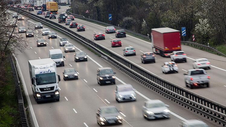 Der Fahrer eines Viehtransporter stoppt am Samstagmorgen einen Geisterfahrer auf der A71. Symbolfoto: Christoph Schmidt/dpa