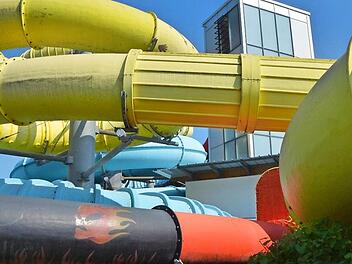 Drei Rutschen gehören zu den Attraktionen des Freizeitbades Atlantis.  Foto: Bernhard Panzer