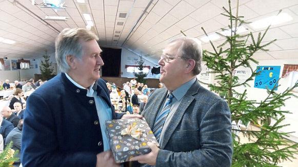 WBV-Vorsitzender Georg Konrad (links) dankte dem Festredner, Präsident Olaf Schmidt, mit Lauensteiner Pralinen.
