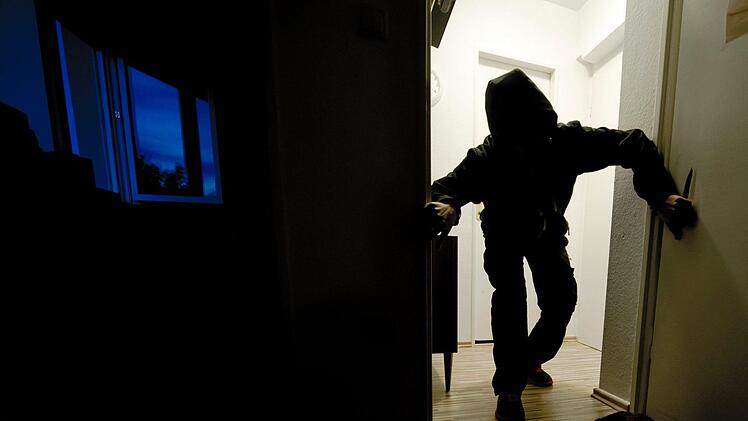 Im Rhönklinikum in Bad Neustadt, in Bad Kissingen und in Schweinfurt gestanden die drei Männer Einbrüche mit Diebstahl. Symbolfoto: Nicolas Armer/dpa