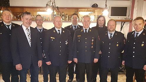 Das staatliche Ehrenzeichen in Silber erhielt der Kommandant der Feuerwehr Nurn, J&ouml;rg Greser. Unser Bild zeigt ihn (Vierter von links) mit den weiteren Geehrten sowie B&uuml;rgermeister Gerhard Wunder (Zweiter von links), Kreisbrandrat Joachim Ranzenb...