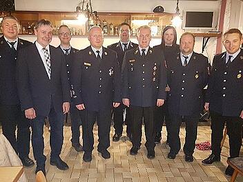 Das staatliche Ehrenzeichen in Silber erhielt der Kommandant der Feuerwehr Nurn, Jörg Greser. Unser Bild zeigt ihn (Vierter von links) mit den weiteren Geehrten sowie Bürgermeister Gerhard Wunder (Zweiter von links), Kreisbrandrat Joachim Ranzenb...
