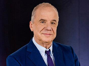 Hubertus Meyer-Burckhardt ist vor allem als schlagfertiger Moderator der "NDR Talk Show" bekannt. Die Sendung moderiert er meist zusammen mit Barbara Sch&ouml;neberger.