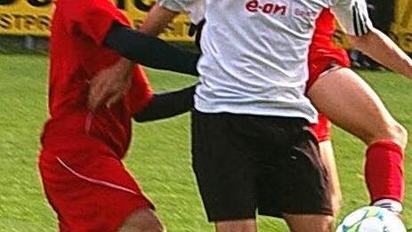 Jakob Rohr (Mitte) muss es gleich mit zwei Gegenspielern aufnehmen. Nach einer schwachen zweiten Halbzeit unterliegt sein SSV Kitzingen mit 2:3. Foto: Krumpholz