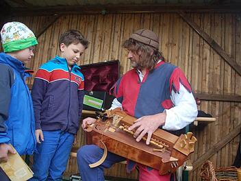 Julius Engel und Wieland Engel-Schneider lauschen den Klängen des Minnesängers Jürgen Hofmann.