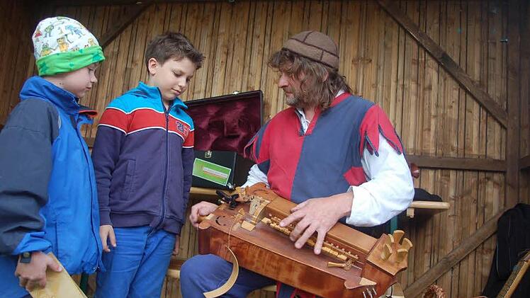 Julius Engel und Wieland Engel-Schneider lauschen den Klängen des Minnesängers Jürgen Hofmann.