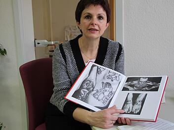 Bei ihrer Arbeit in einem offenen Jugendtreff in Schweinfurt stieß Kornelia Schistka-Streck auf die Zeichensprache Krimineller aus der ehemaligen Sowjetunion. Fotos Ulrike Müller