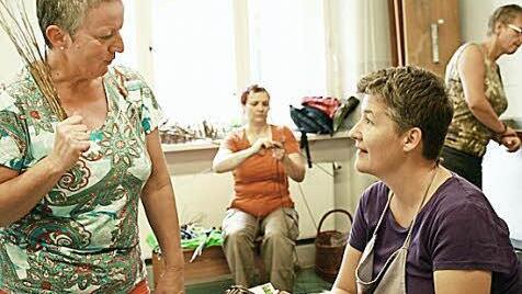 Organisatorin und Dozentin Henny Riedl (rechts) im Gespräch mit einer Teilnehmerin der Sommerakademie 2013 an der Berufsfachschule für Flechtwerkgestaltung  Fotos: privat