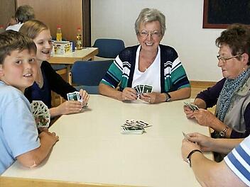 Die Gemeinde Oberaurach unterstützt das Bürgernetzwerk "Bürger helfen Bürgern" beim Aufbau eines offenen Generationentreffs. Dafür soll zunächst die frühere Gaststätte des Oberaurach-Zentrums in Trossenfurt zur Verfügung gestellt werden. Hier können Vorträge und Gesprächskreise ebenso stattfinden wie beispielsweise Spielenachmittage - wie kürzlich im Rahmen des Ferienprogramms (unser Bild).  Foto: Sabine Weinbeer