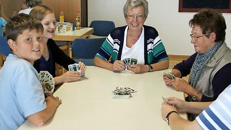 Die Gemeinde Oberaurach unterstützt das Bürgernetzwerk "Bürger helfen Bürgern" beim Aufbau eines offenen Generationentreffs. Dafür soll zunächst die frühere Gaststätte des Oberaurach-Zentrums in Trossenfurt zur Verfügung gestellt werden. Hier können Vorträge und Gesprächskreise ebenso stattfinden wie beispielsweise Spielenachmittage - wie kürzlich im Rahmen des Ferienprogramms (unser Bild).  Foto: Sabine Weinbeer