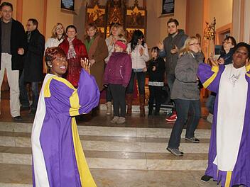 Die Glory Gospel Singers holten sich Zuschauer zum Mitsingen in den Altarraum der Stadtpfarrkirche Zu Unserer Lieben Frau. Foto: Sonja Adam