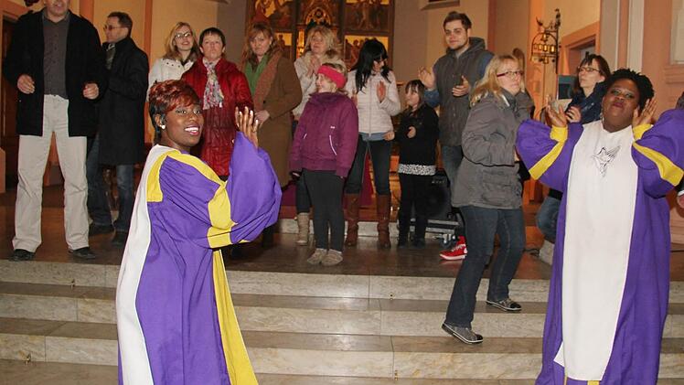 Die Glory Gospel Singers holten sich Zuschauer zum Mitsingen in den Altarraum der Stadtpfarrkirche Zu Unserer Lieben Frau. Foto: Sonja Adam