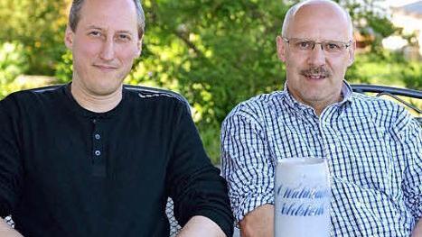 Nach über sechs Jahrzehnten ist der Ebelsbacher Waldhäuser-Krug wieder in seinem "Zuhause" in Weisbrunn. Bei ihrem letzten Besuch in Tennessee nahmen ihn Bernd Ringer (links) und Hans Nölscher mit in den Haßbergekreis. Fotos: Ralf Naumann