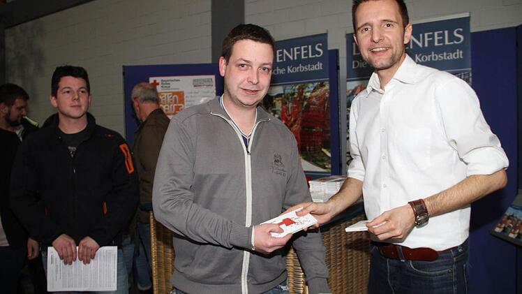 Bürgermeister Andreas Hügerich (rechts) verteilte Schokolade.  Foto: Gerda Völk