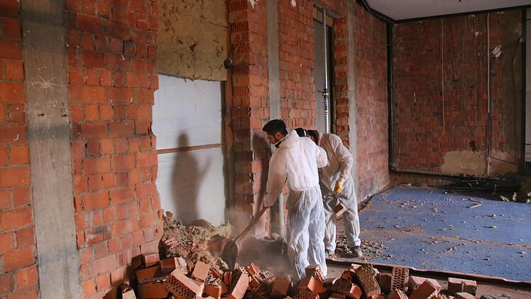 Die Löcher für neue Fenster und Türen sind bereits ausgestemmt, derzeit wird der Bauschutt aufgeräumt. Foto: Ralf Ruppert