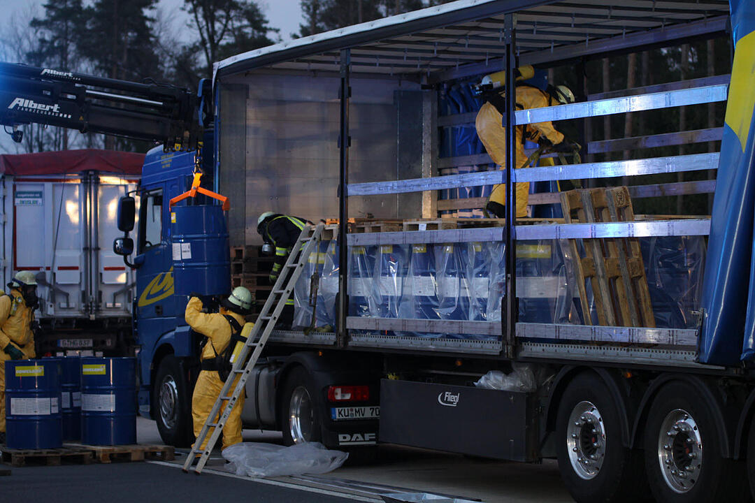 Gefahrgutaustritt auf Parkplatz an A6