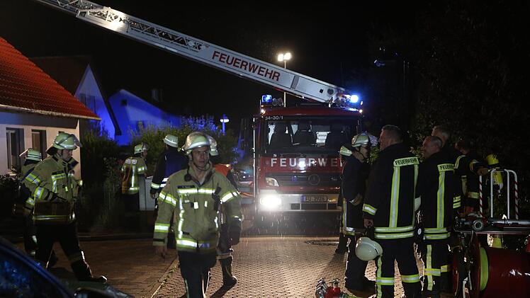 Am 20.07.2017 kam es in der Mecklenburger Straße in Langenzenn (Landkreis Fürth) zu einem Dachstuhlbrand in einem Einfamilienhaus. Foto:News5/Merzbach
