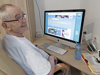 Thomas Putnai aus dem BRK-Seniorenheim kann nur noch den linken Zeigefinger bewegen. Der PC ist an sein Tor zur Welt.  Foto: Josef Hofbauer