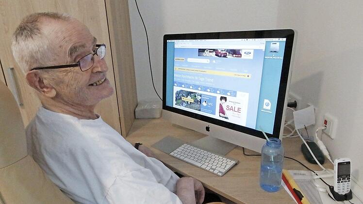 Thomas Putnai aus dem BRK-Seniorenheim kann nur noch den linken Zeigefinger bewegen. Der PC ist an sein Tor zur Welt.  Foto: Josef Hofbauer