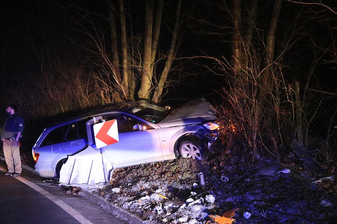 Autofahrer kracht gegen Baum in Kunreuth